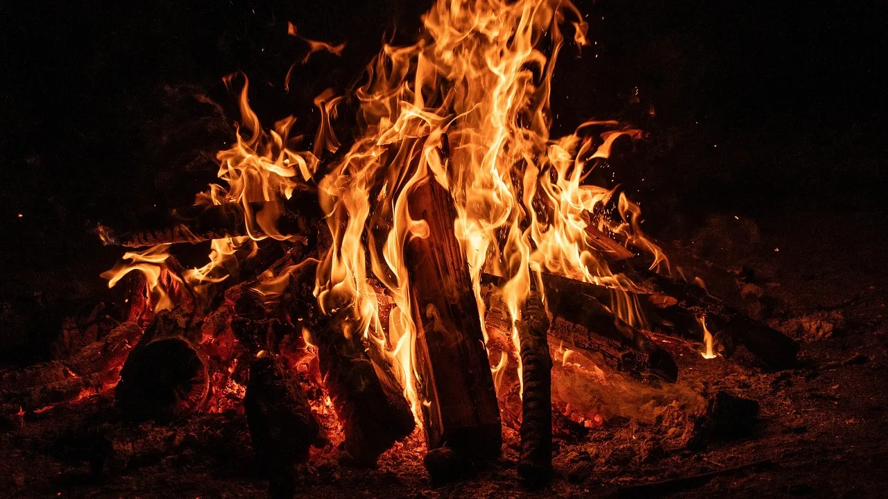 Vedeldad badtunna i trä utomhus med rykande kamin