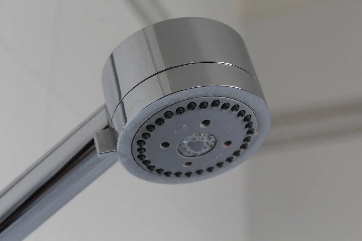 Duschblandare där kallvattnet vrids på för en kalldusch